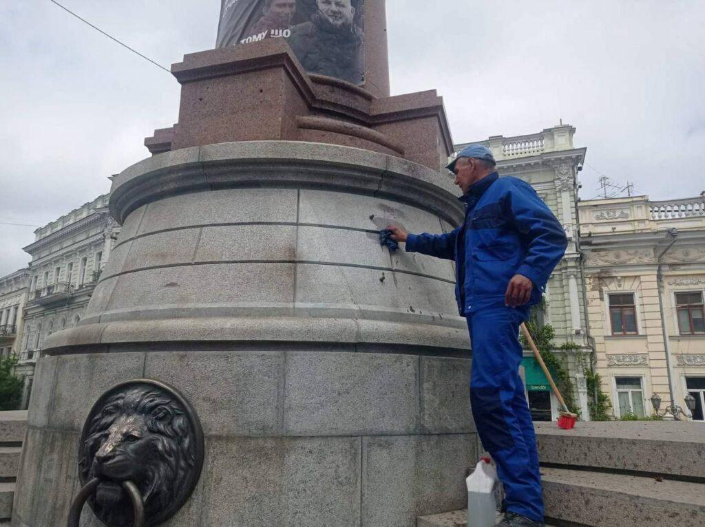 Комунальники змили провокаційне графіті на Європейській площі в Одесі