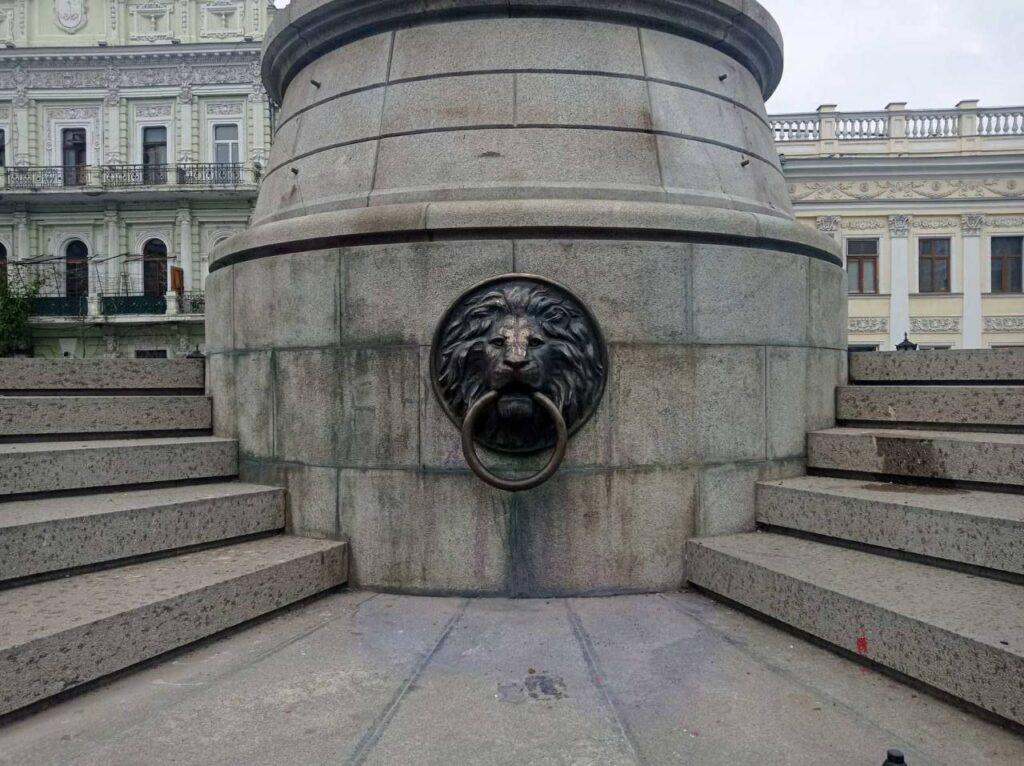 Комунальники змили провокаційне графіті на Європейській площі в Одесі