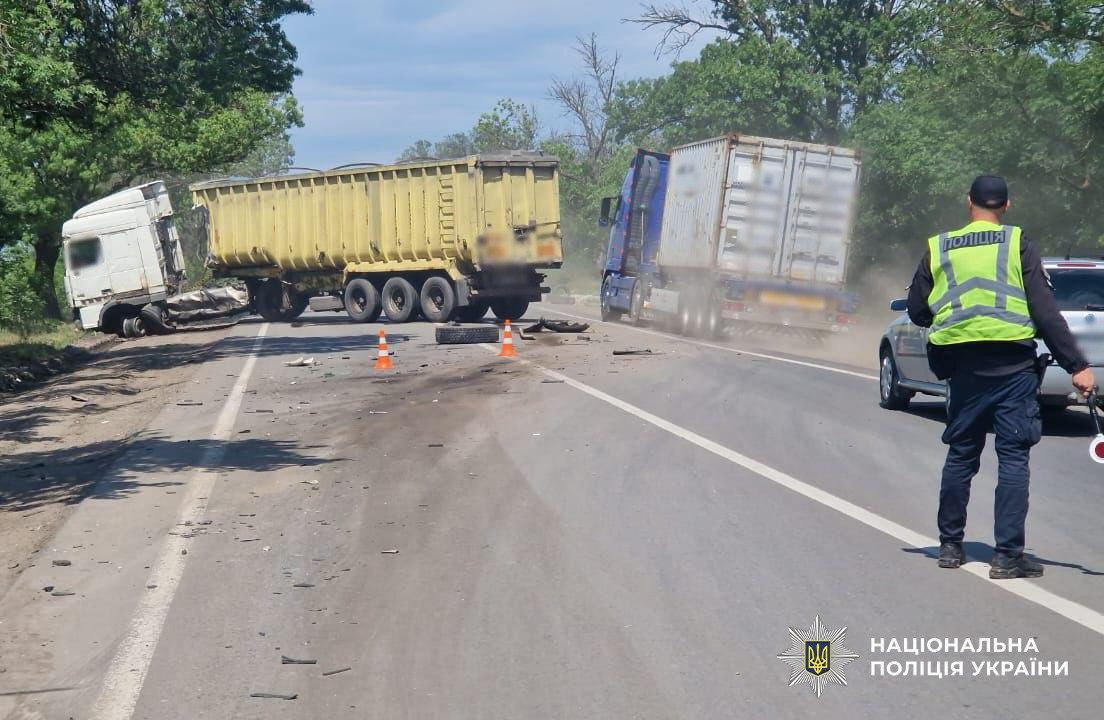 Столкнулись два грузовика: на трассе в Одесском районе затруднено движение