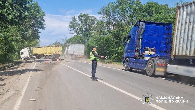 Столкнулись два грузовика: на трассе в Одесском районе затруднено движение