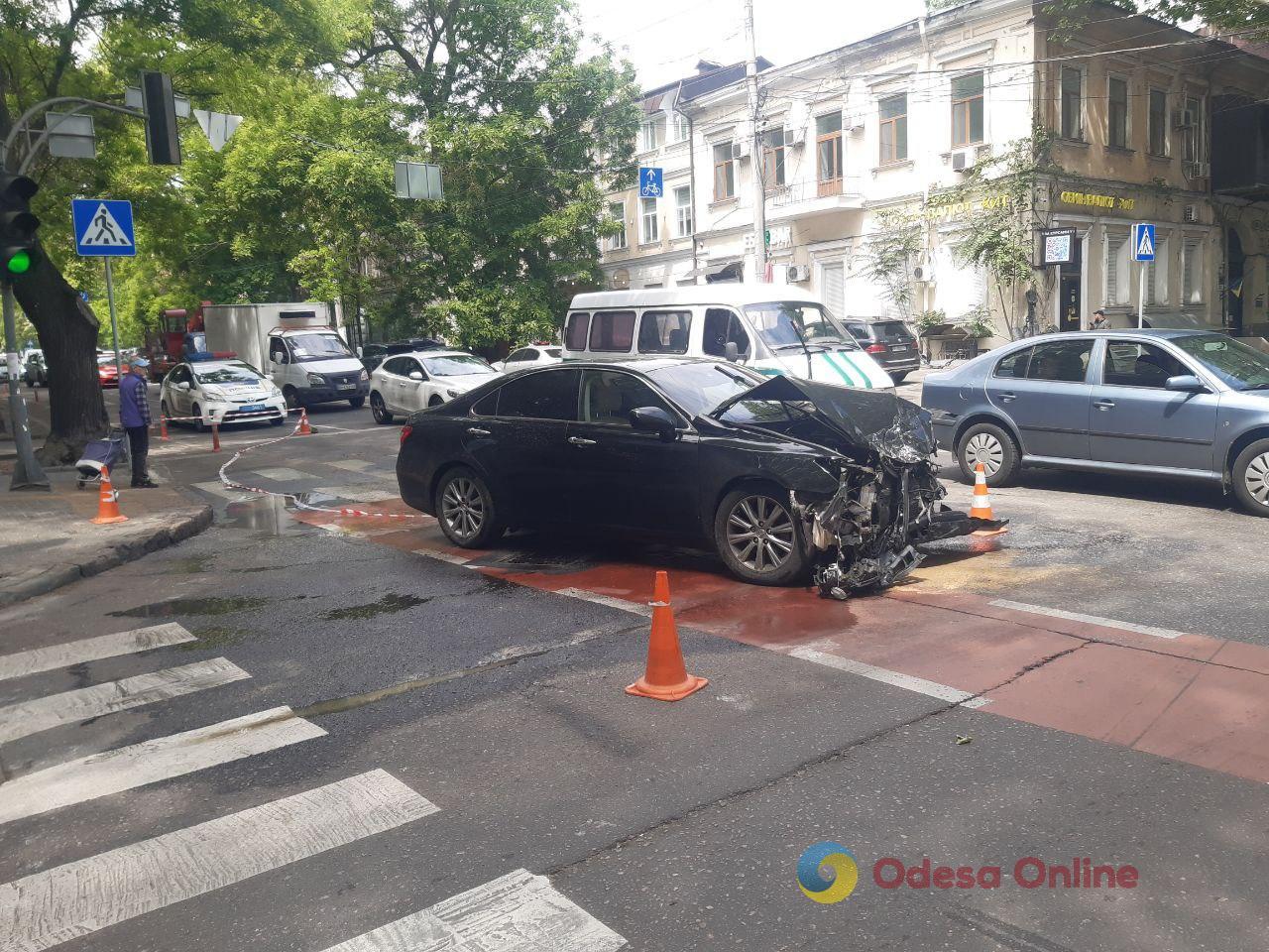 У центрі Одеси зіткнулися Lexus та Toyota: обидві автівки значно пошкоджені (фото)
