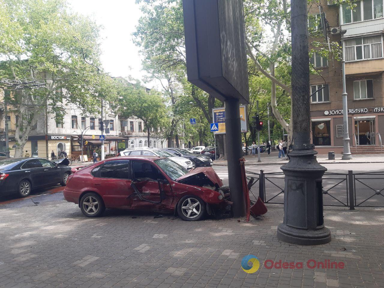 У центрі Одеси зіткнулися Lexus та Toyota: обидві автівки значно пошкоджені (фото)