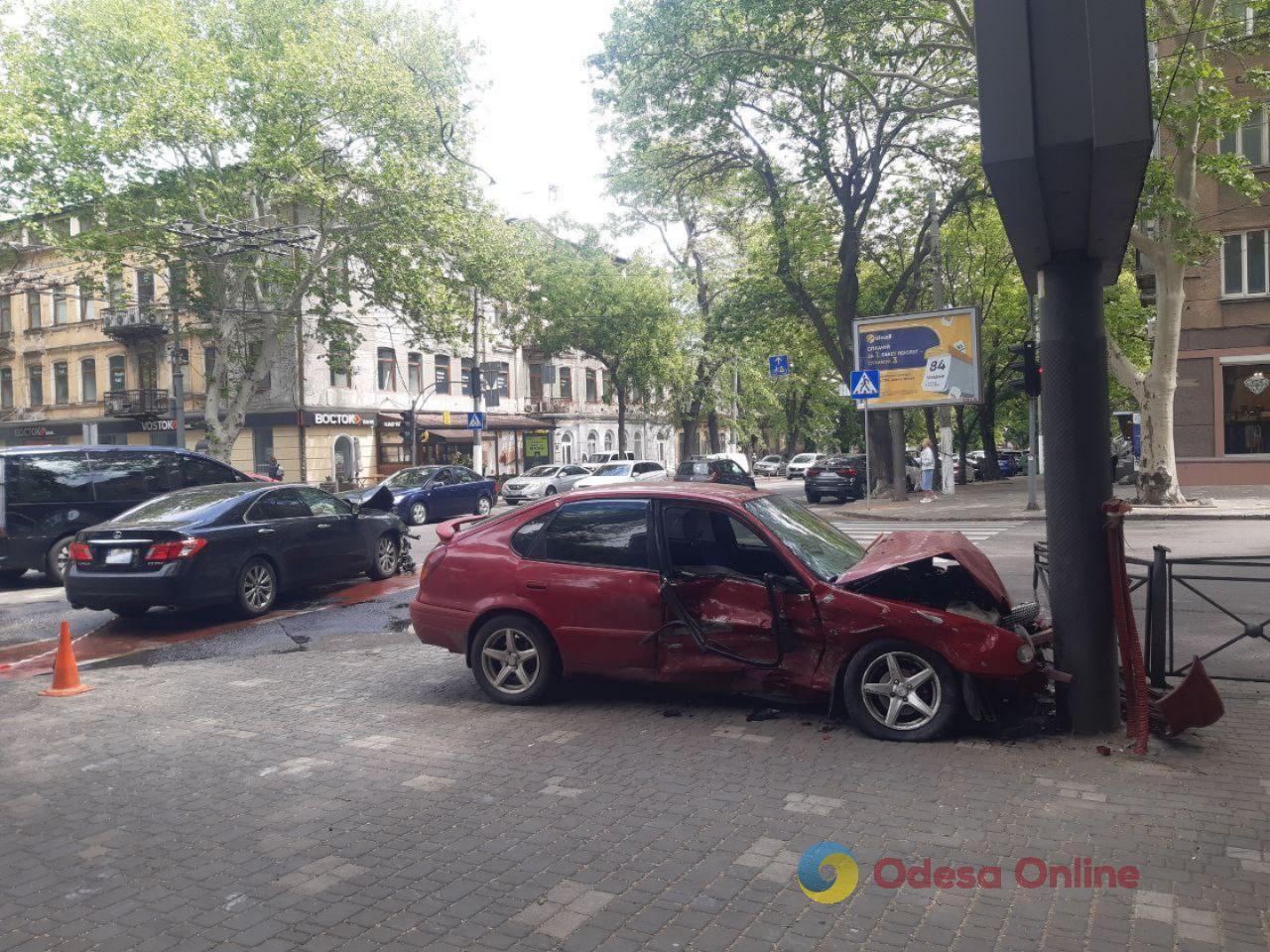 У центрі Одеси зіткнулися Lexus та Toyota: обидві автівки значно пошкоджені (фото)