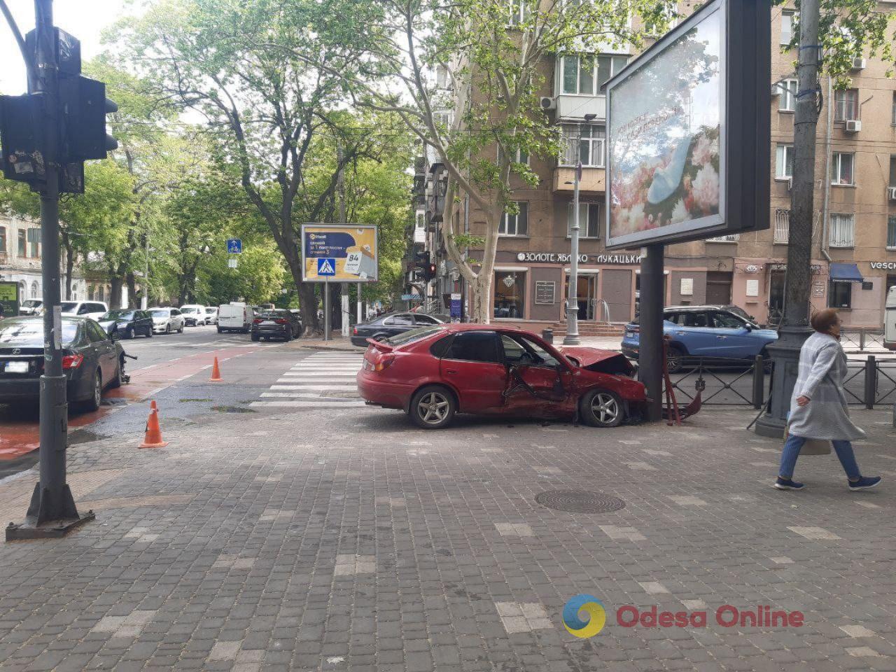 У центрі Одеси зіткнулися Lexus та Toyota: обидві автівки значно пошкоджені (фото)