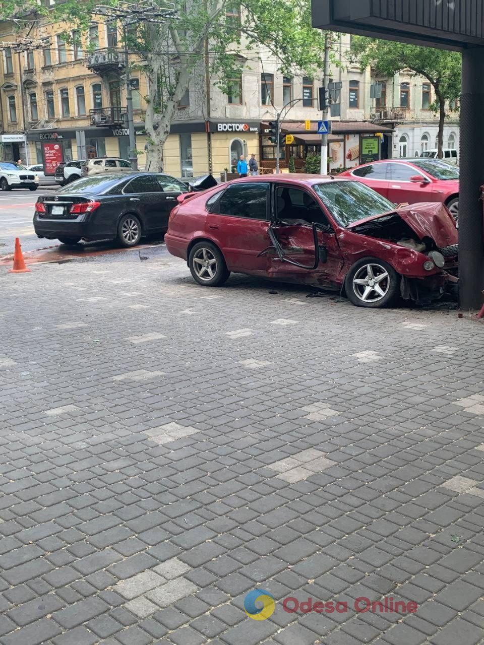 У центрі Одеси зіткнулися Lexus та Toyota: обидві автівки значно пошкоджені (фото)