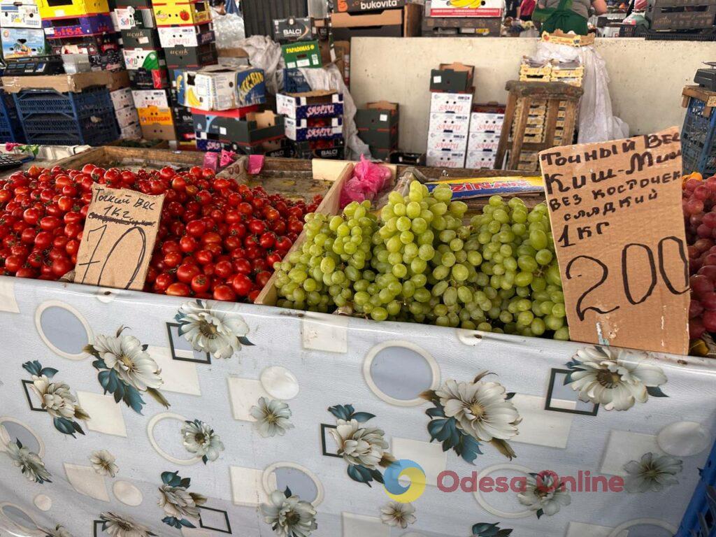 Молодой горошек, помидоры и грибы: субботние цены на одесском Привозе