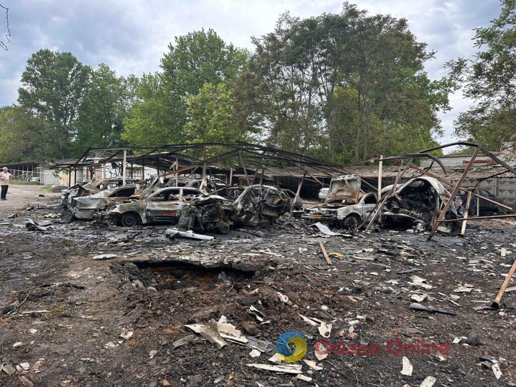 Наслідки ворожої атаки по Одесі: що залишилося від автомобільної стоянки (фоторепортаж) Наслідки ворожої атаки по Одесі: що залишилося від автомобільної стоянки (фоторепортаж)