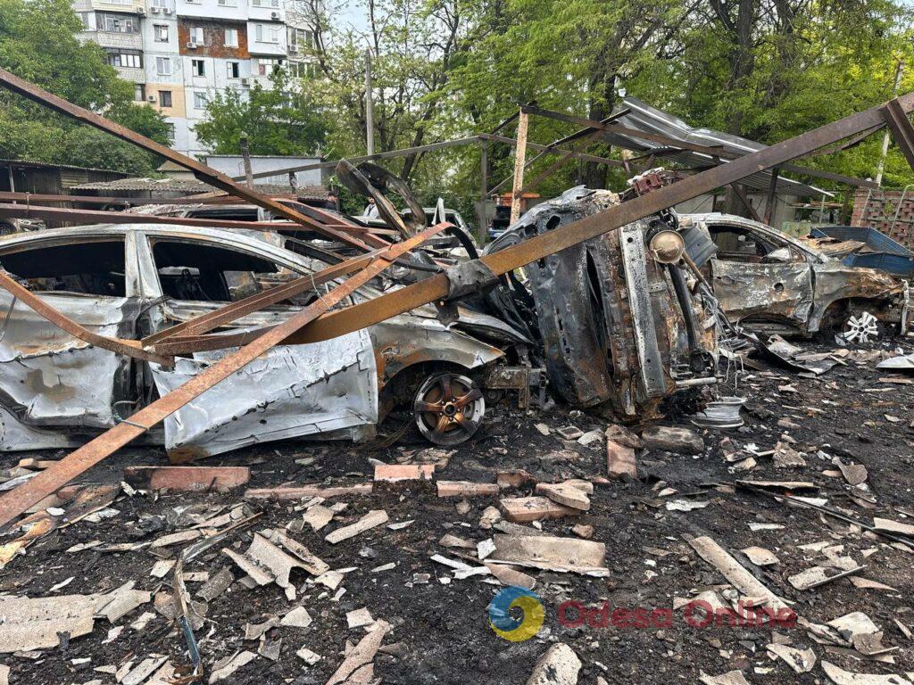 Наслідки ворожої атаки по Одесі: що залишилося від автомобільної стоянки (фоторепортаж) Наслідки ворожої атаки по Одесі: що залишилося від автомобільної стоянки (фоторепортаж)