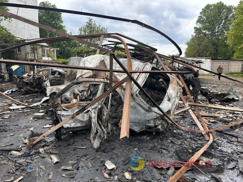 Наслідки ворожої атаки по Одесі: що залишилося від автомобільної стоянки (фоторепортаж) Наслідки ворожої атаки по Одесі: що залишилося від автомобільної стоянки (фоторепортаж)
