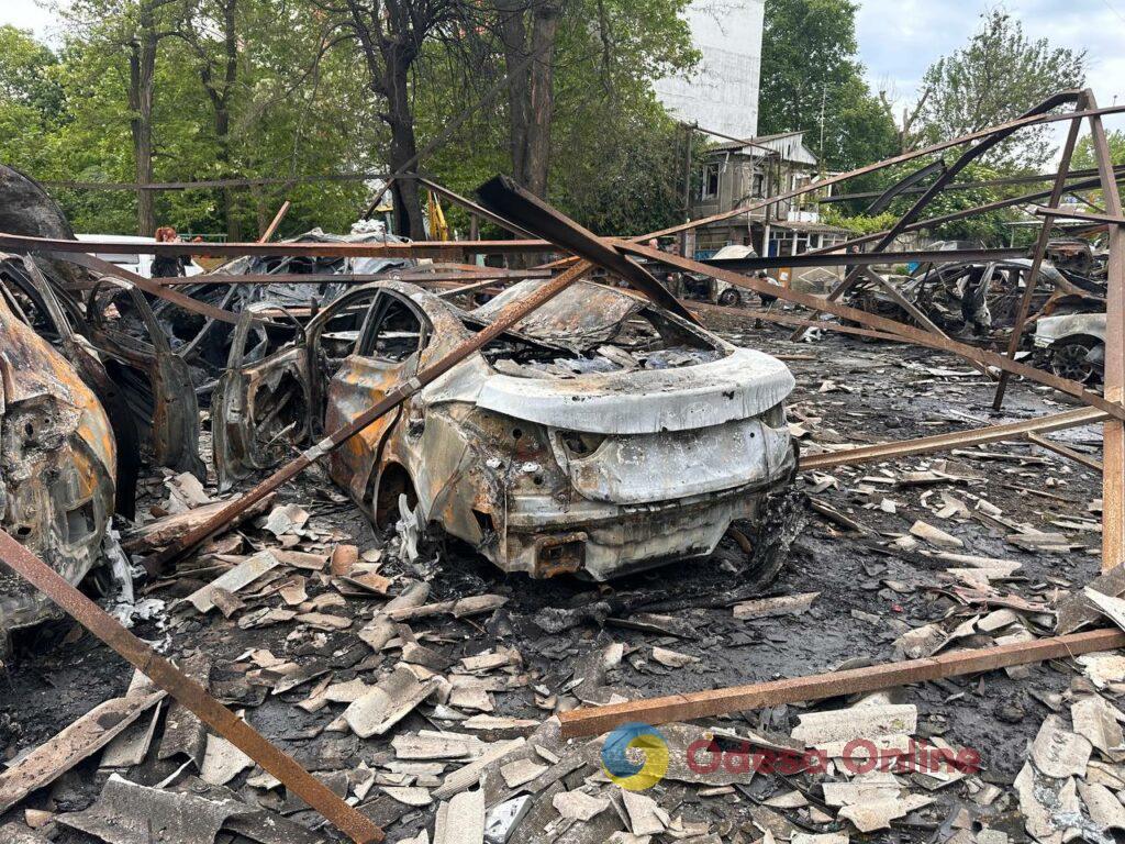 Наслідки ворожої атаки по Одесі: що залишилося від автомобільної стоянки (фоторепортаж) Наслідки ворожої атаки по Одесі: що залишилося від автомобільної стоянки (фоторепортаж)