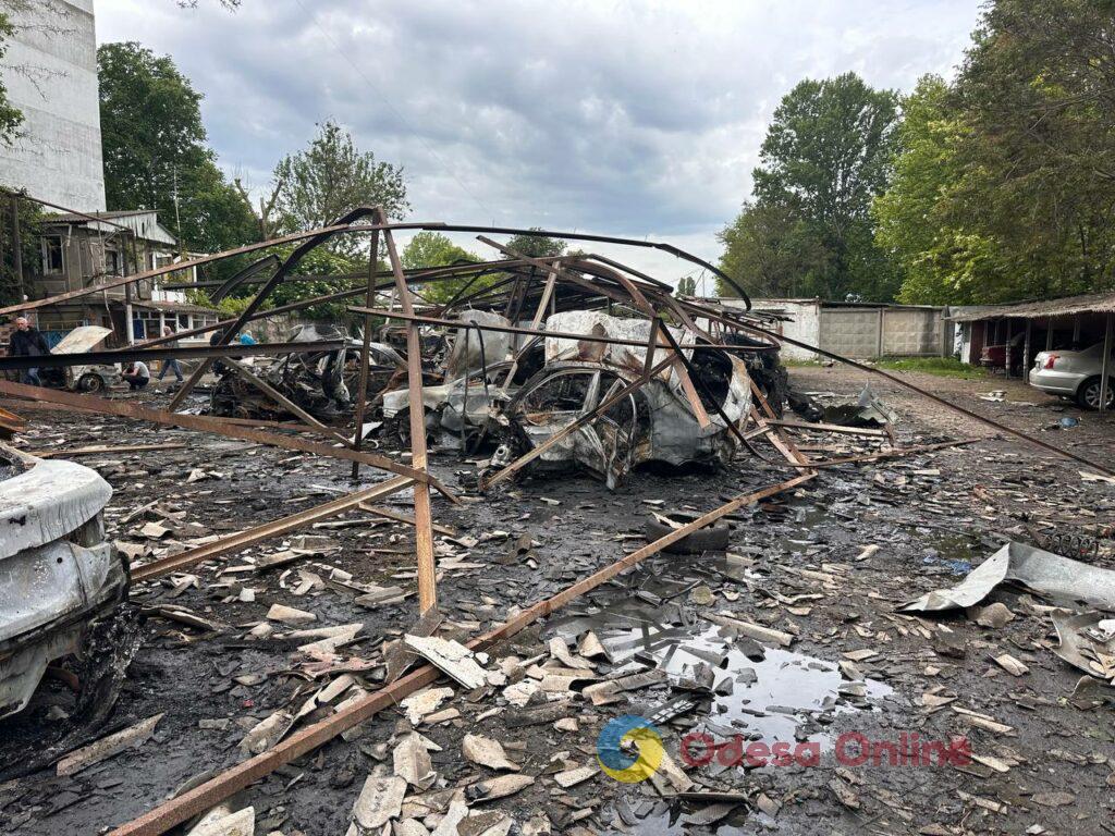 Наслідки ворожої атаки по Одесі: що залишилося від автомобільної стоянки (фоторепортаж) Наслідки ворожої атаки по Одесі: що залишилося від автомобільної стоянки (фоторепортаж)