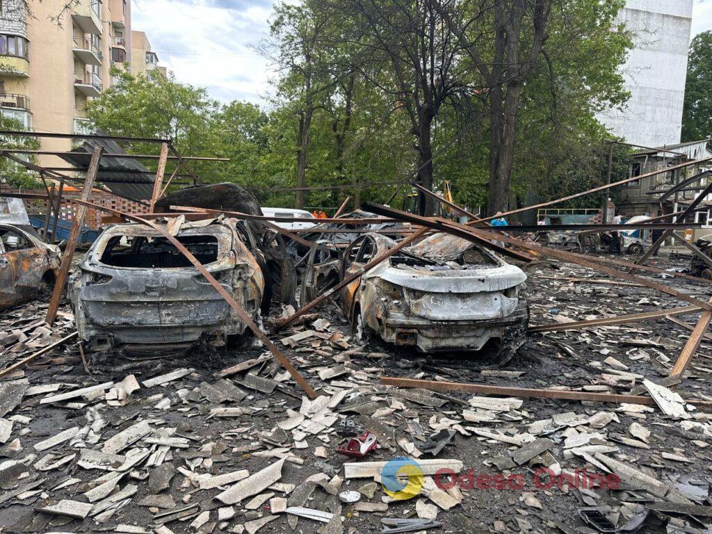 Наслідки ворожої атаки по Одесі: що залишилося від автомобільної стоянки (фоторепортаж) Наслідки ворожої атаки по Одесі: що залишилося від автомобільної стоянки (фоторепортаж)