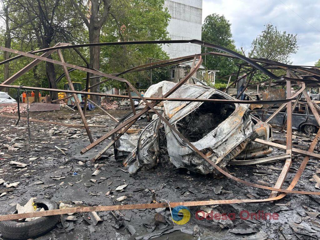 Наслідки ворожої атаки по Одесі: що залишилося від автомобільної стоянки (фоторепортаж) Наслідки ворожої атаки по Одесі: що залишилося від автомобільної стоянки (фоторепортаж)