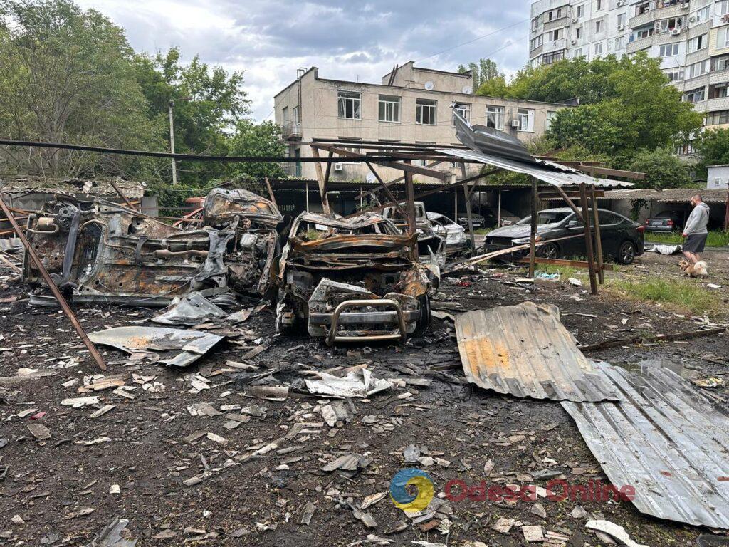 Наслідки ворожої атаки по Одесі: що залишилося від автомобільної стоянки (фоторепортаж) Наслідки ворожої атаки по Одесі: що залишилося від автомобільної стоянки (фоторепортаж)