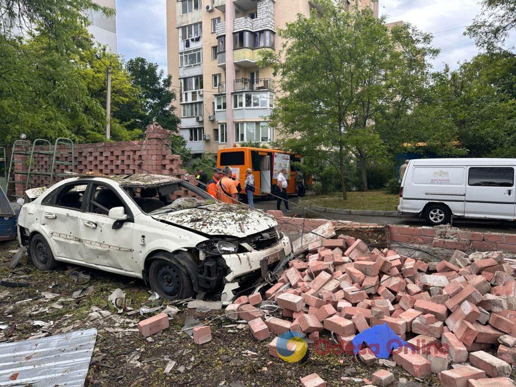 Наслідки ворожої атаки по Одесі: що залишилося від автомобільної стоянки (фоторепортаж) Наслідки ворожої атаки по Одесі: що залишилося від автомобільної стоянки (фоторепортаж)