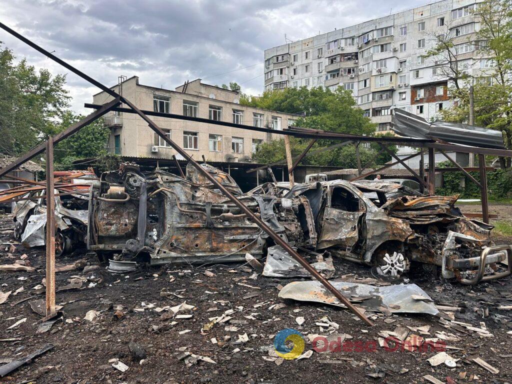 Наслідки ворожої атаки по Одесі: що залишилося від автомобільної стоянки (фоторепортаж) Наслідки ворожої атаки по Одесі: що залишилося від автомобільної стоянки (фоторепортаж)