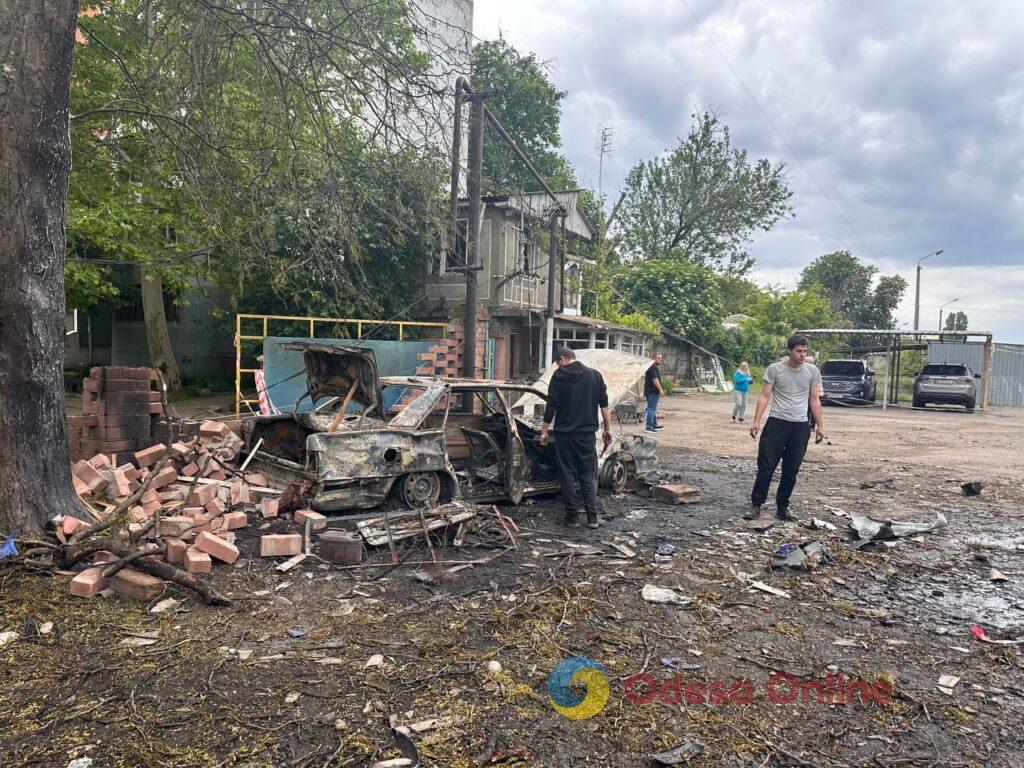 Наслідки ворожої атаки по Одесі: що залишилося від автомобільної стоянки (фоторепортаж) Наслідки ворожої атаки по Одесі: що залишилося від автомобільної стоянки (фоторепортаж)