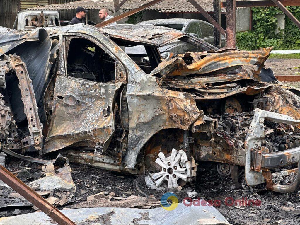 Наслідки ворожої атаки по Одесі: що залишилося від автомобільної стоянки (фоторепортаж) Наслідки ворожої атаки по Одесі: що залишилося від автомобільної стоянки (фоторепортаж)