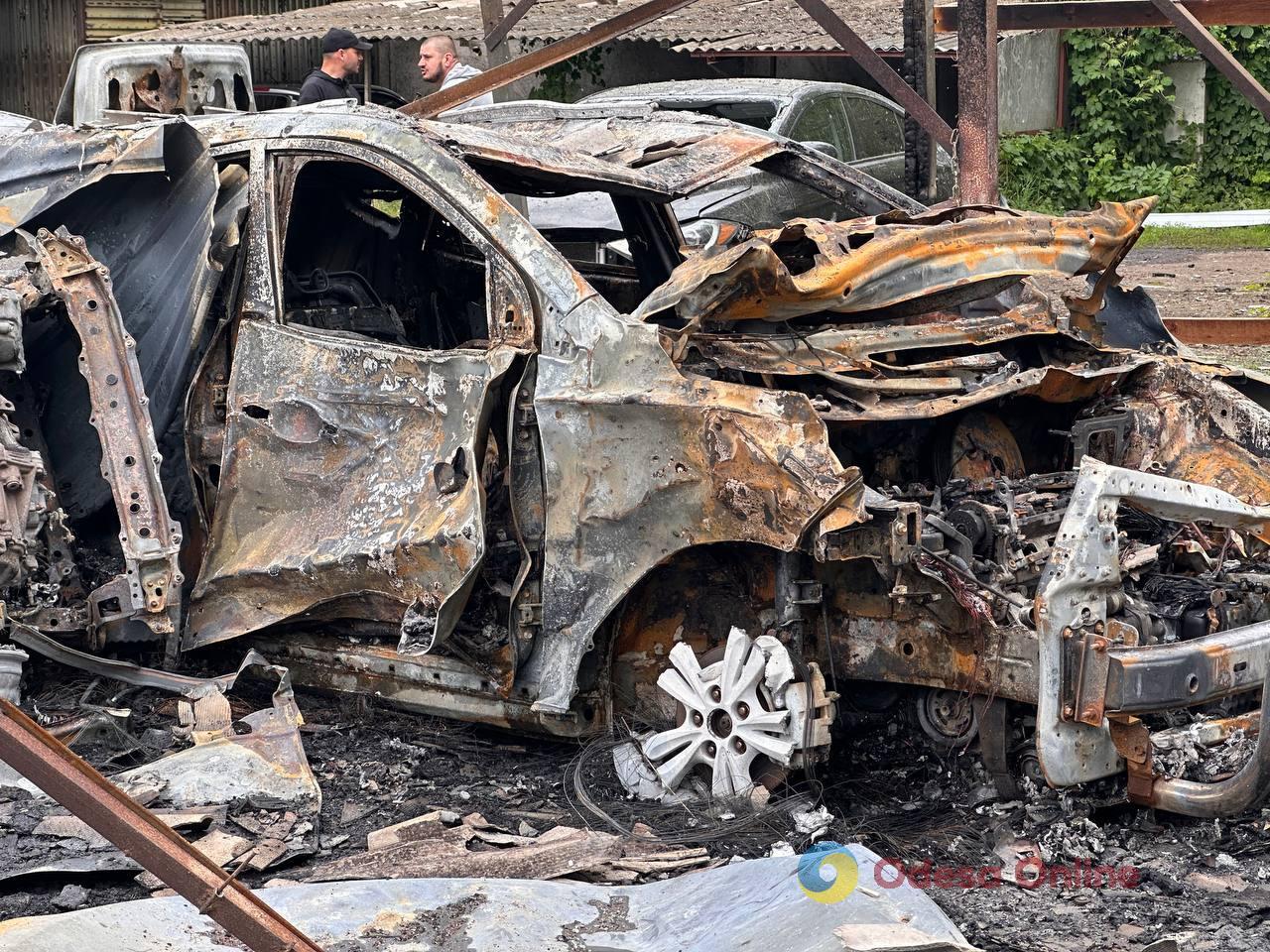 Наслідки ворожої атаки по Одесі: що залишилося від автомобільної стоянки (фоторепортаж)