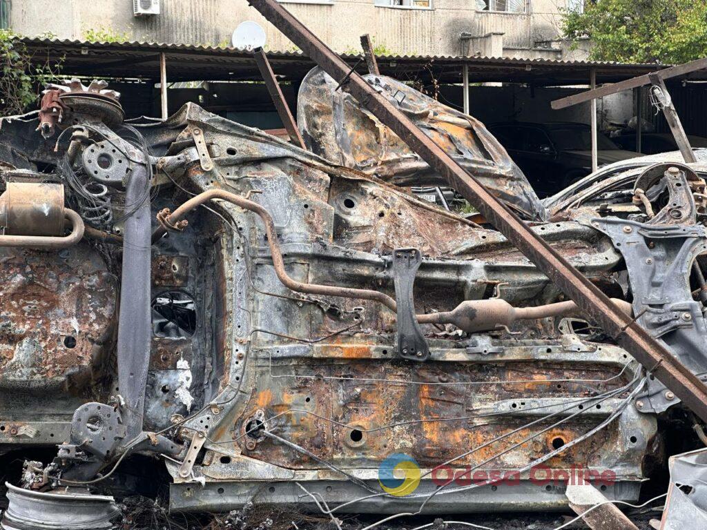 Наслідки ворожої атаки по Одесі: що залишилося від автомобільної стоянки (фоторепортаж) Наслідки ворожої атаки по Одесі: що залишилося від автомобільної стоянки (фоторепортаж)