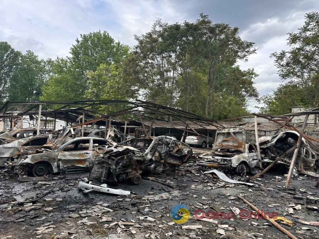 Наслідки ворожої атаки по Одесі: що залишилося від автомобільної стоянки (фоторепортаж) Наслідки ворожої атаки по Одесі: що залишилося від автомобільної стоянки (фоторепортаж)