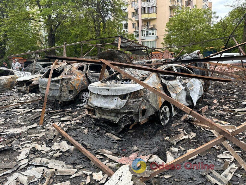 Наслідки ворожої атаки по Одесі: що залишилося від автомобільної стоянки (фоторепортаж) Наслідки ворожої атаки по Одесі: що залишилося від автомобільної стоянки (фоторепортаж)