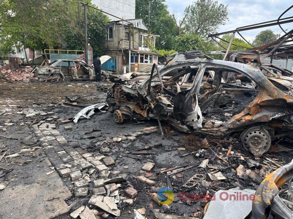 Наслідки ворожої атаки по Одесі: що залишилося від автомобільної стоянки (фоторепортаж) Наслідки ворожої атаки по Одесі: що залишилося від автомобільної стоянки (фоторепортаж)