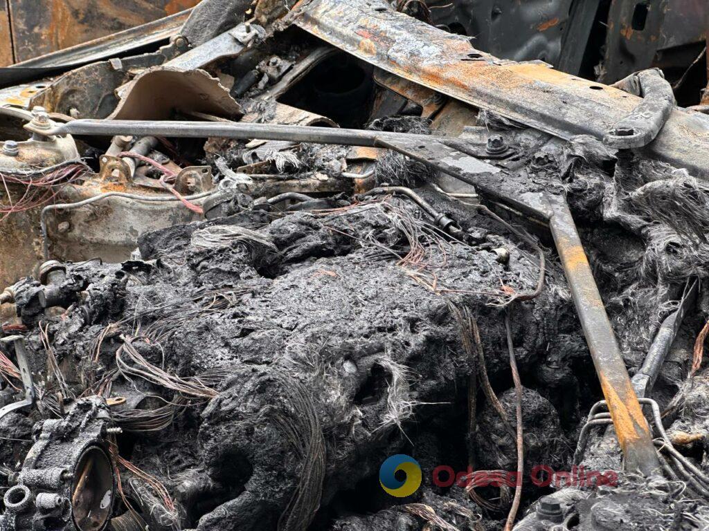 Наслідки ворожої атаки по Одесі: що залишилося від автомобільної стоянки (фоторепортаж) Наслідки ворожої атаки по Одесі: що залишилося від автомобільної стоянки (фоторепортаж)