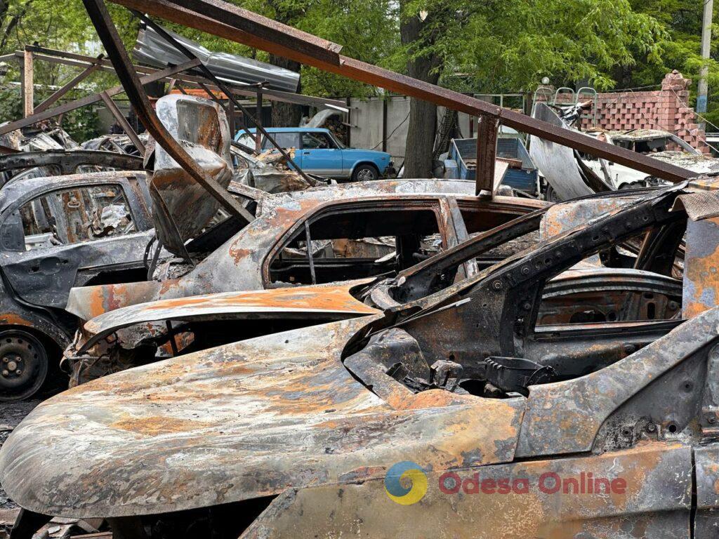 Наслідки ворожої атаки по Одесі: що залишилося від автомобільної стоянки (фоторепортаж) Наслідки ворожої атаки по Одесі: що залишилося від автомобільної стоянки (фоторепортаж)