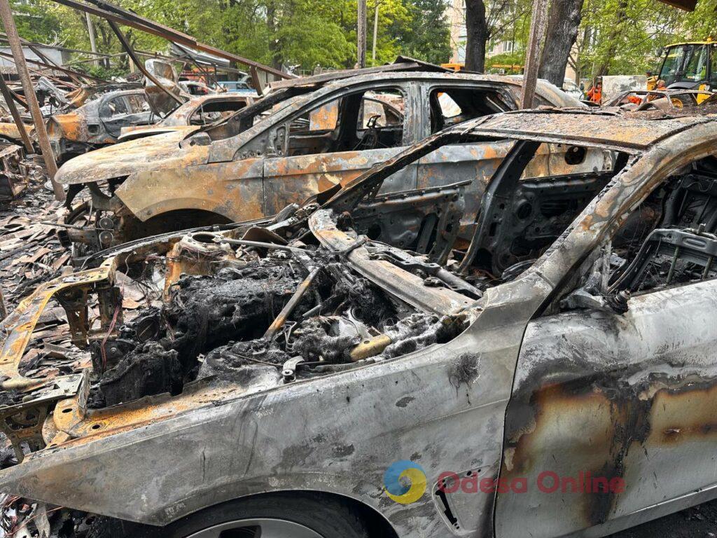 Наслідки ворожої атаки по Одесі: що залишилося від автомобільної стоянки (фоторепортаж) Наслідки ворожої атаки по Одесі: що залишилося від автомобільної стоянки (фоторепортаж)
