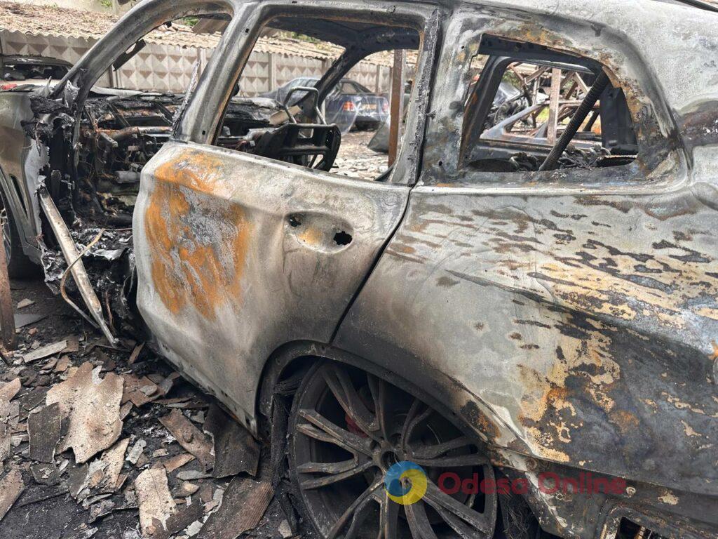 Наслідки ворожої атаки по Одесі: що залишилося від автомобільної стоянки (фоторепортаж) Наслідки ворожої атаки по Одесі: що залишилося від автомобільної стоянки (фоторепортаж)