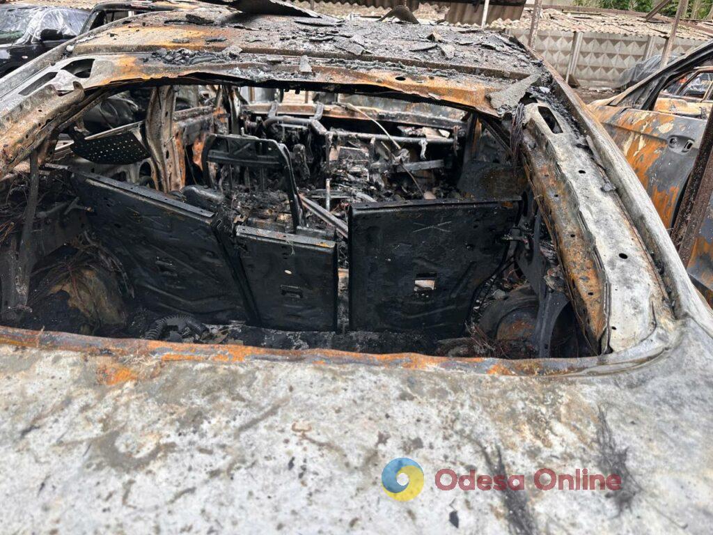 Наслідки ворожої атаки по Одесі: що залишилося від автомобільної стоянки (фоторепортаж) Наслідки ворожої атаки по Одесі: що залишилося від автомобільної стоянки (фоторепортаж)