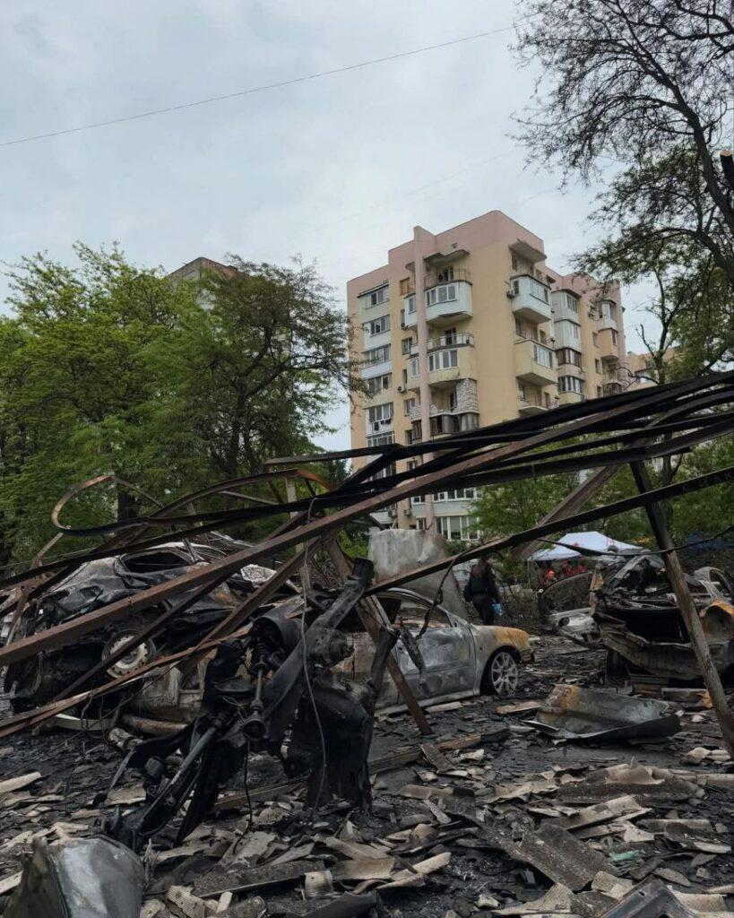 Наслідки ворожої атаки по Одесі: знищено 20 автівок та вибито 130 вікон (фото) Наслідки ворожої атаки по Одесі: знищено 20 автівок та вибито 130 вікон (фото)
