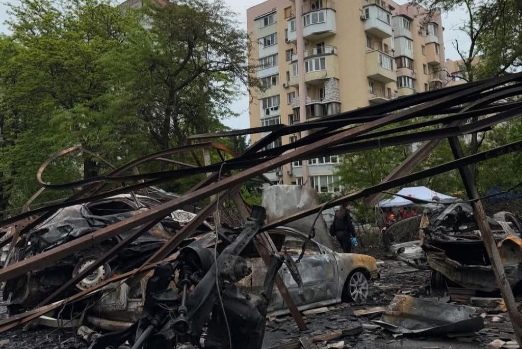 Наслідки ворожої атаки по Одесі: знищено 20 автівок та вибито 130 вікон (фото)
