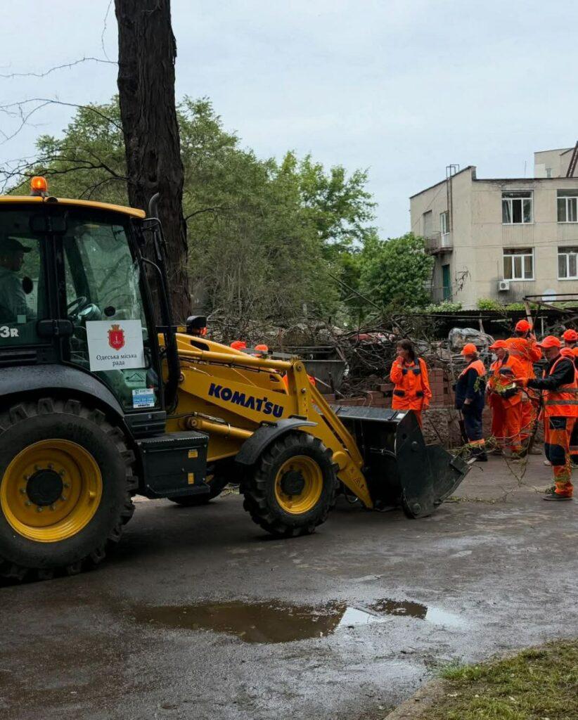 Наслідки ворожої атаки по Одесі: знищено 20 автівок та вибито 130 вікон (фото) Наслідки ворожої атаки по Одесі: знищено 20 автівок та вибито 130 вікон (фото)