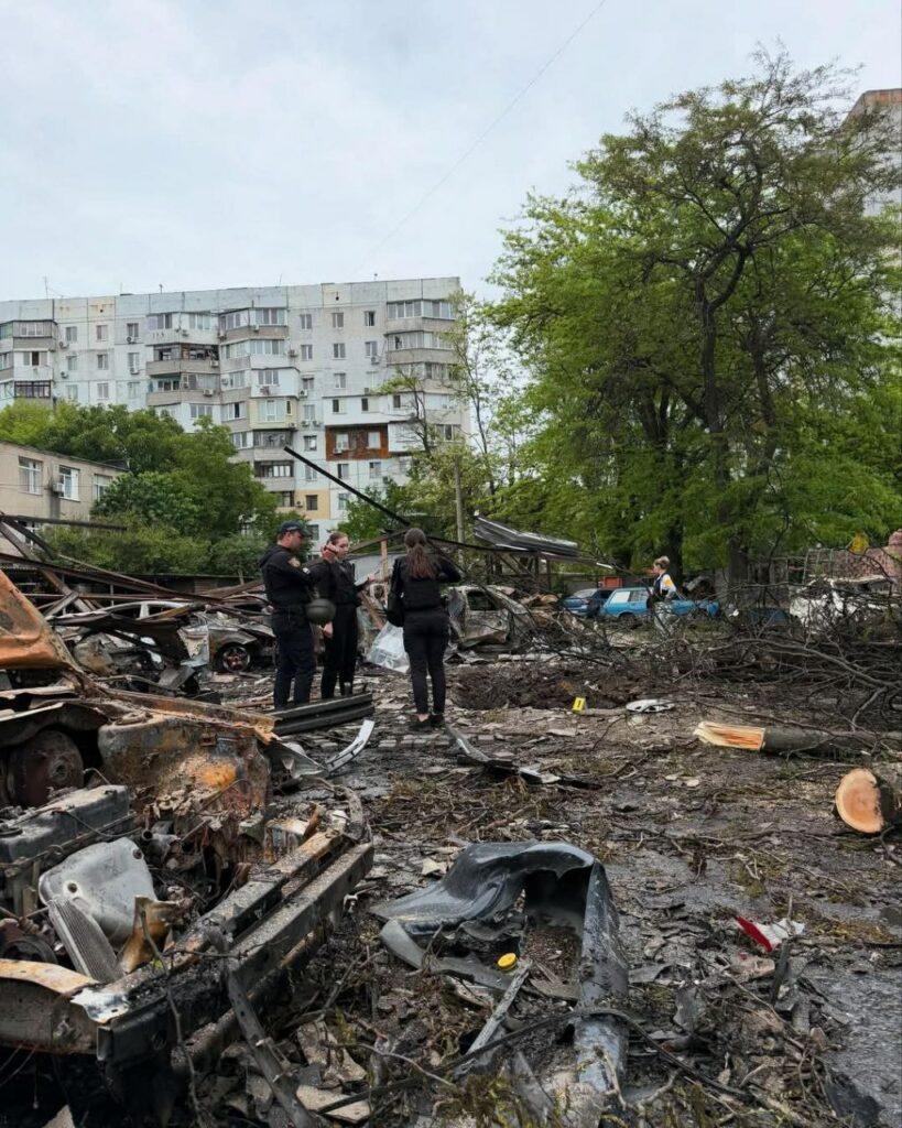 Наслідки ворожої атаки по Одесі: знищено 20 автівок та вибито 130 вікон (фото) Наслідки ворожої атаки по Одесі: знищено 20 автівок та вибито 130 вікон (фото)