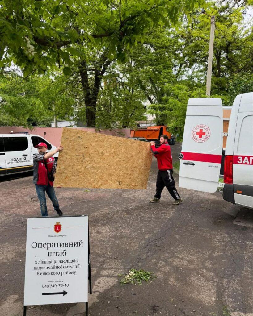 Наслідки ворожої атаки по Одесі: знищено 20 автівок та вибито 130 вікон (фото) Наслідки ворожої атаки по Одесі: знищено 20 автівок та вибито 130 вікон (фото)