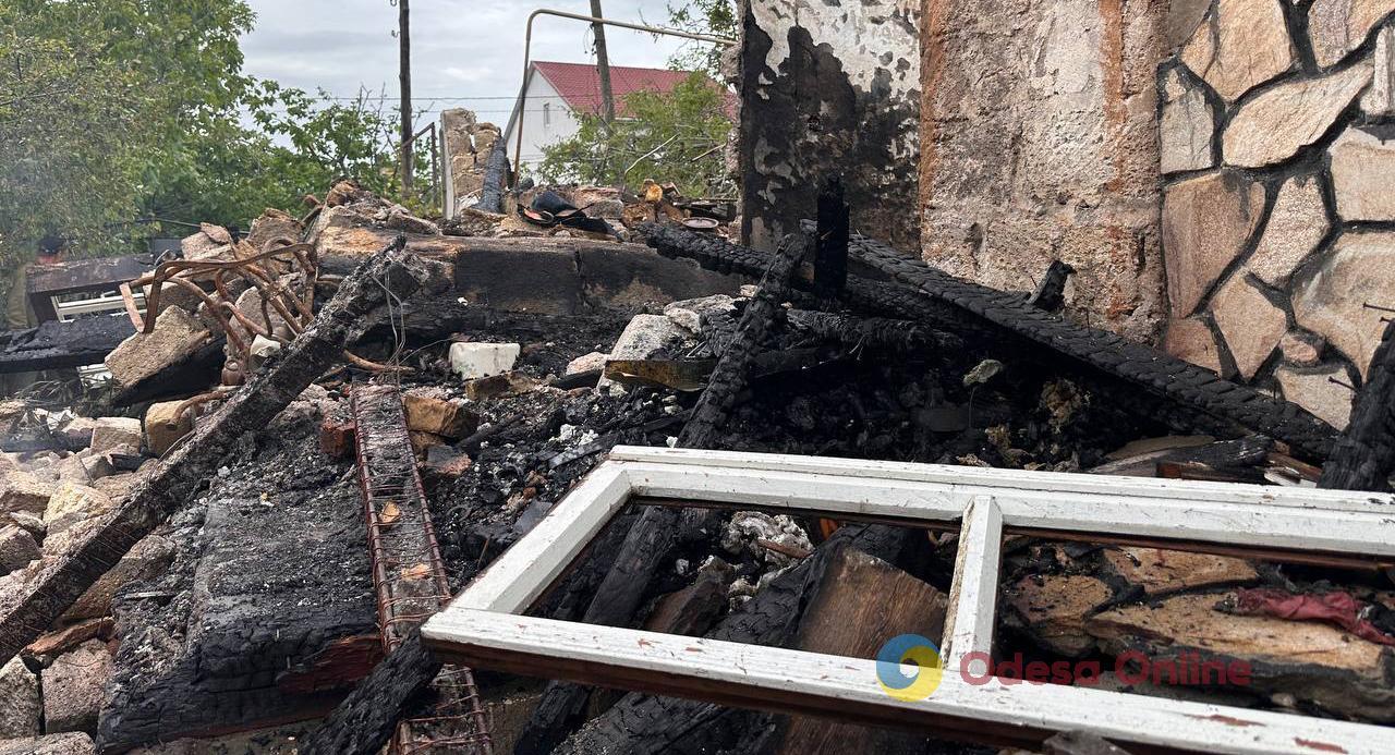 Удар по Одесской области: кто-то остался без авто, а кто-то — без дома (фоторепортаж) Удар по Одесской области: кто-то остался без авто, а кто-то — без дома (фоторепортаж)