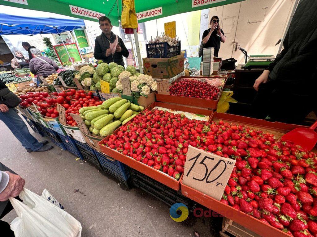 Курица, клубника и щавель: субботние цены на одесском Привозе