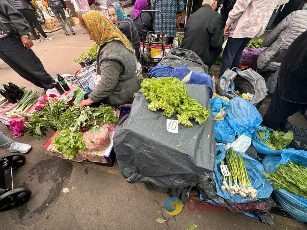 Курица, клубника и щавель: субботние цены на одесском Привозе