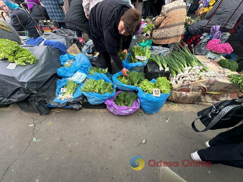 Курица, клубника и щавель: субботние цены на одесском Привозе