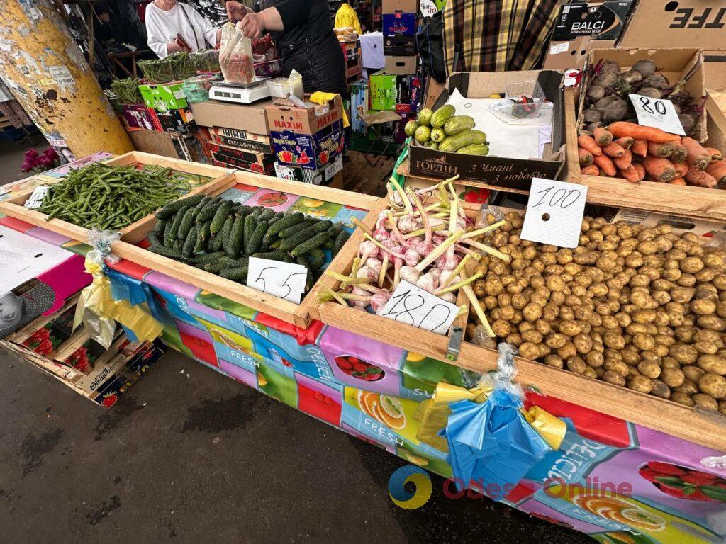 Курица, клубника и щавель: субботние цены на одесском Привозе