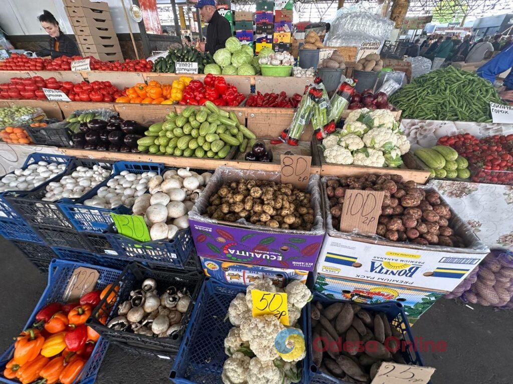 Курица, клубника и щавель: субботние цены на одесском Привозе