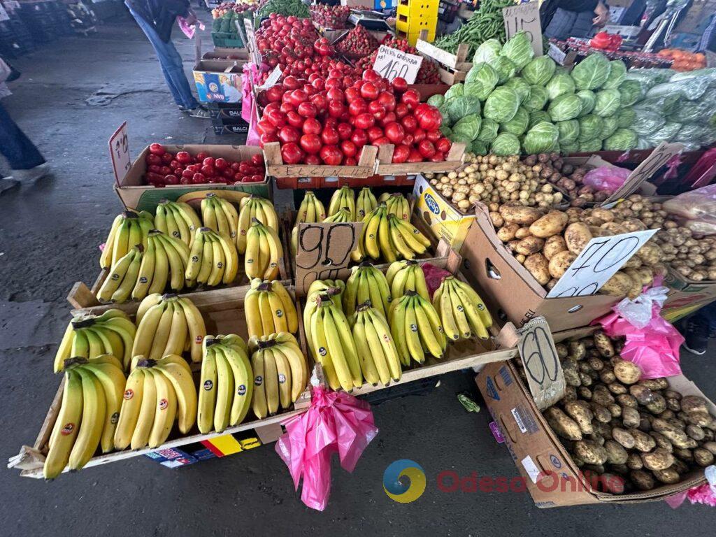 Курица, клубника и щавель: субботние цены на одесском Привозе