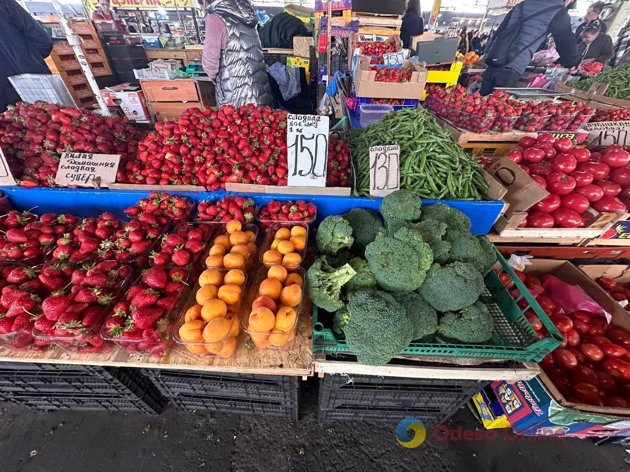 Курица, клубника и щавель: субботние цены на одесском Привозе Курица, клубника и щавель: субботние цены на одесском Привозе