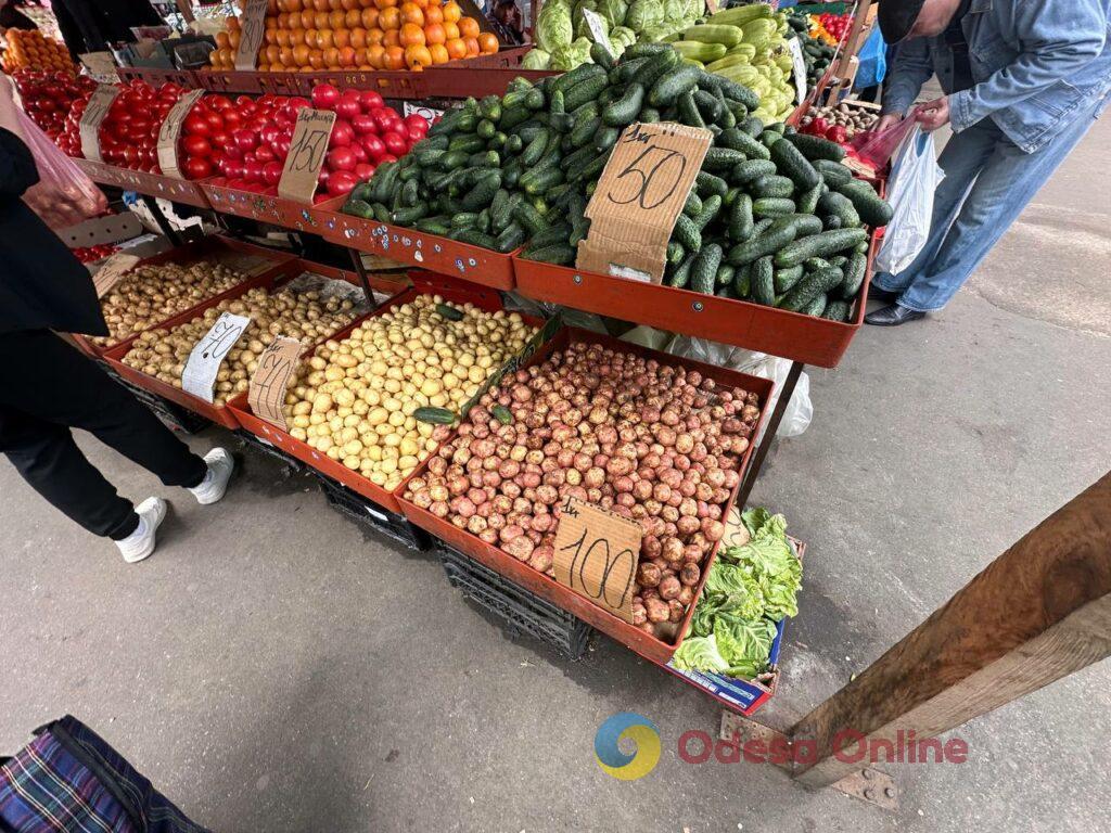 Курица, клубника и щавель: субботние цены на одесском Привозе