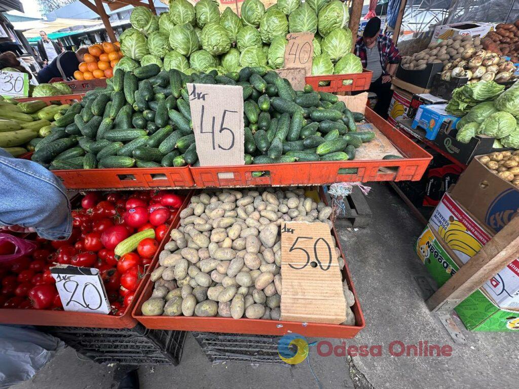 Курица, клубника и щавель: субботние цены на одесском Привозе