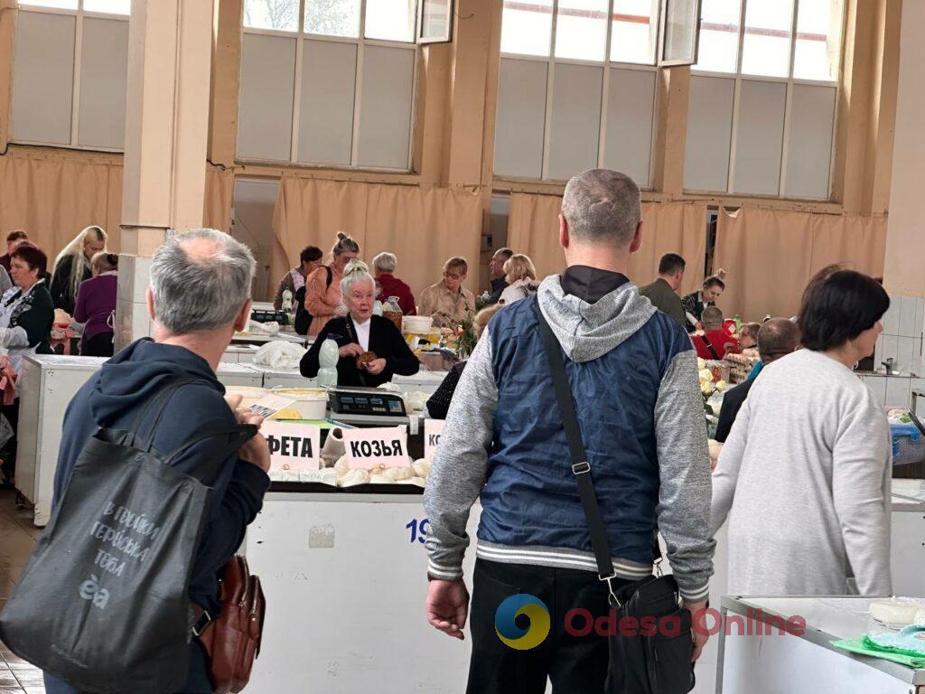 Курица, клубника и щавель: субботние цены на одесском Привозе