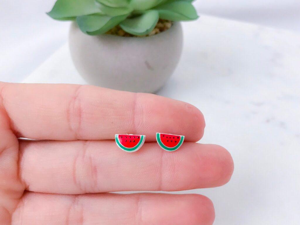 Первые серебряные серьги для девочки: как выбрать