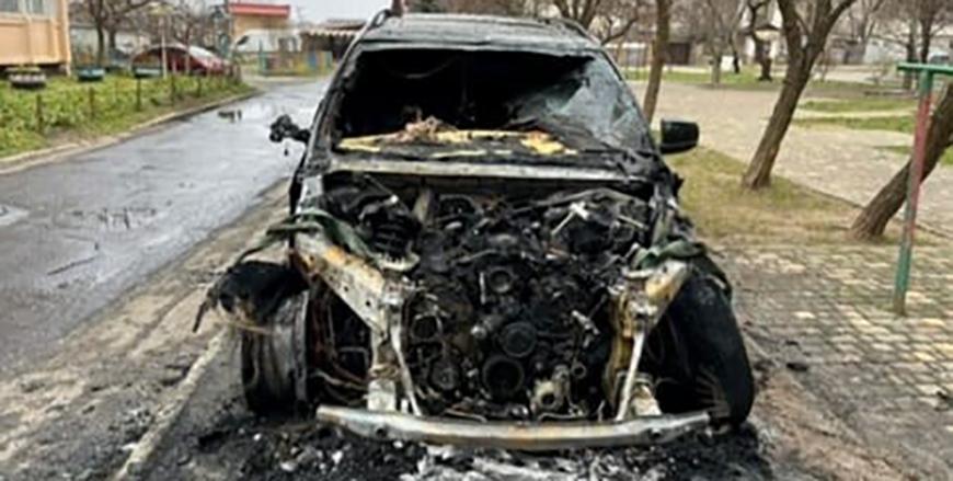 Двоє юнаків на замовлення спалили BMW в Одесі Двоє юнаків на замовлення спалили BMW в Одесі